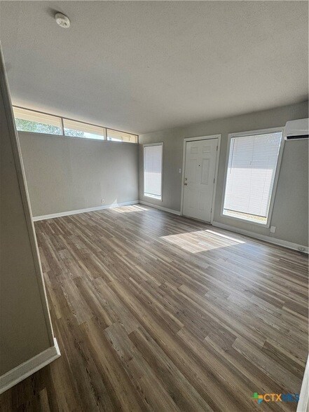 Foto del edificio - 709 Fern Ln