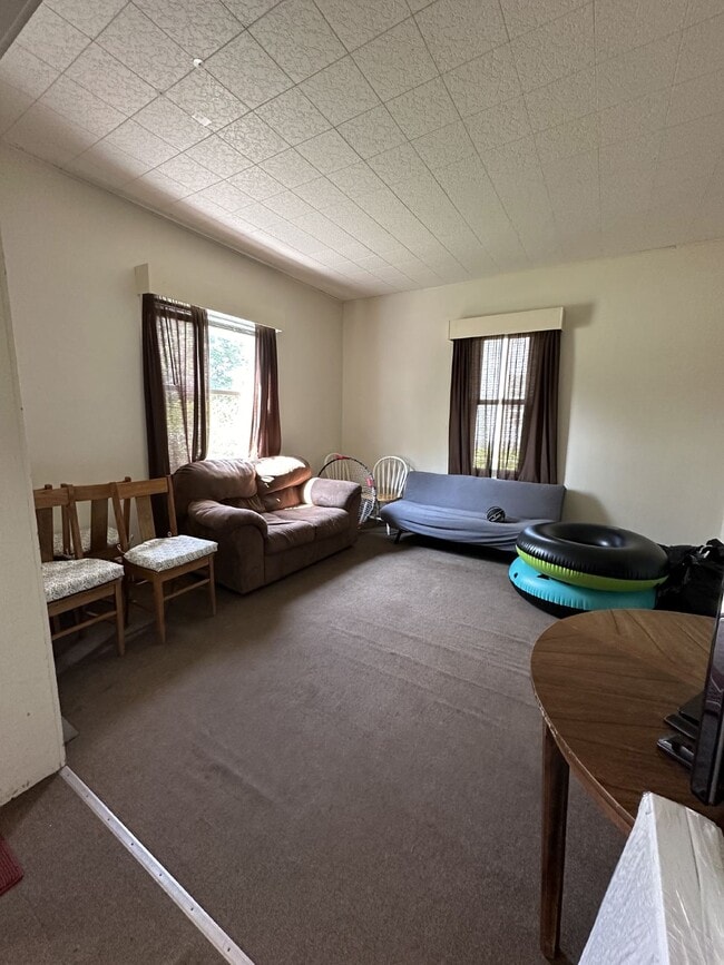 Foto del edificio - 3 bed 1 bath close to UWEC and Water St! Available June 1st