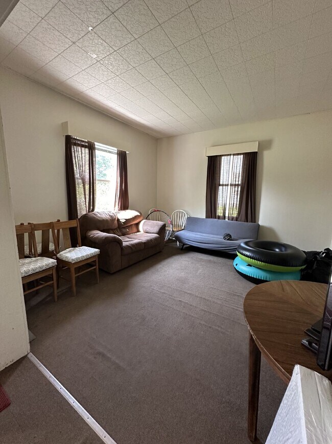 Foto del edificio - 3 bed 1 bath house close to UWEC and Water St! Available June 1st