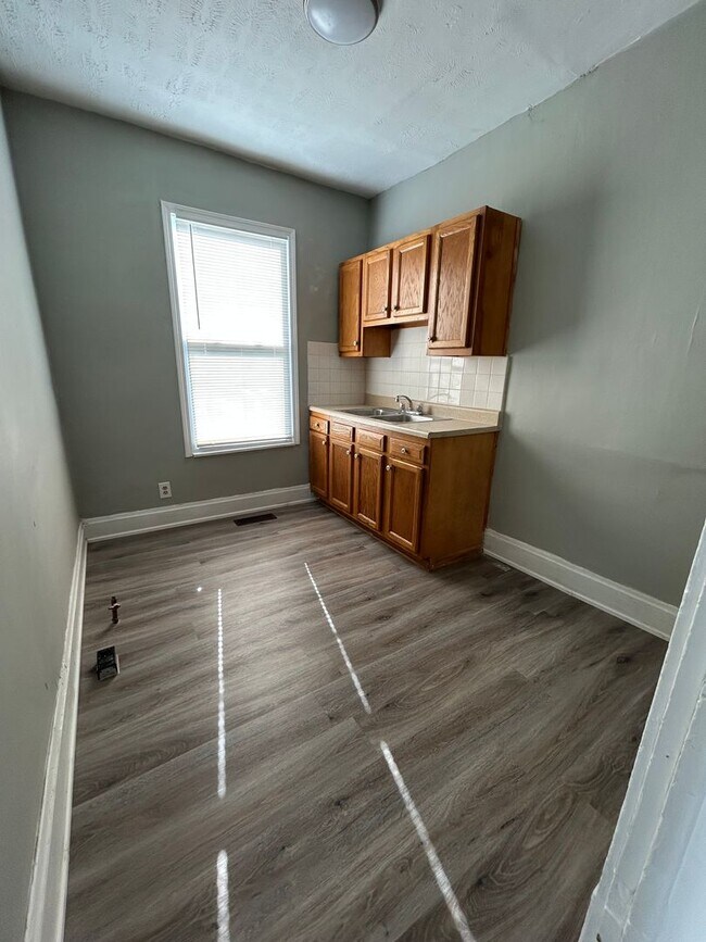 Foto del edificio - Spacious 1 Bedroom 1/2 Double with Basement & Extra Room