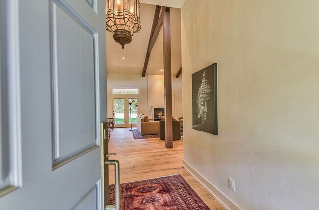 Foto del edificio - Luxury Living in Corral de Tierra!