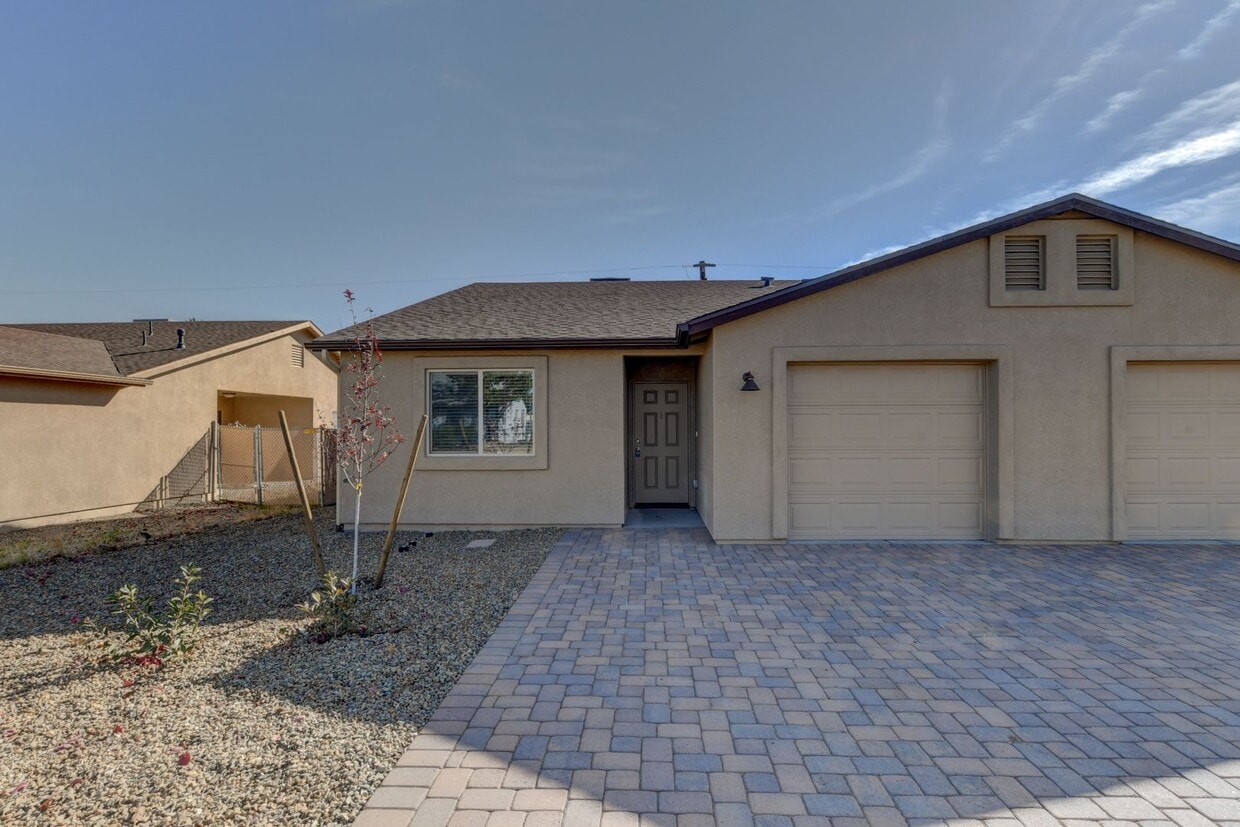 Primary Photo - 3027 N Corrine Dr