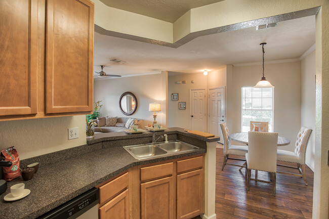 Kitchen with breakfast bar - Ballantrae Apartments