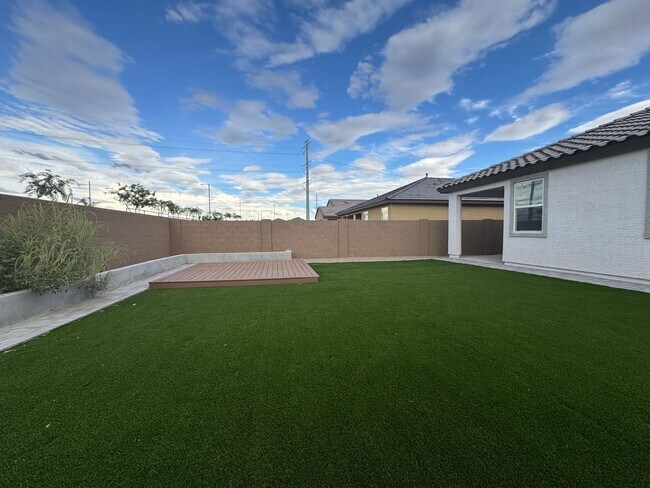 Building Photo - SINGLE LEVEL HOME IN MIDDLE VISTA