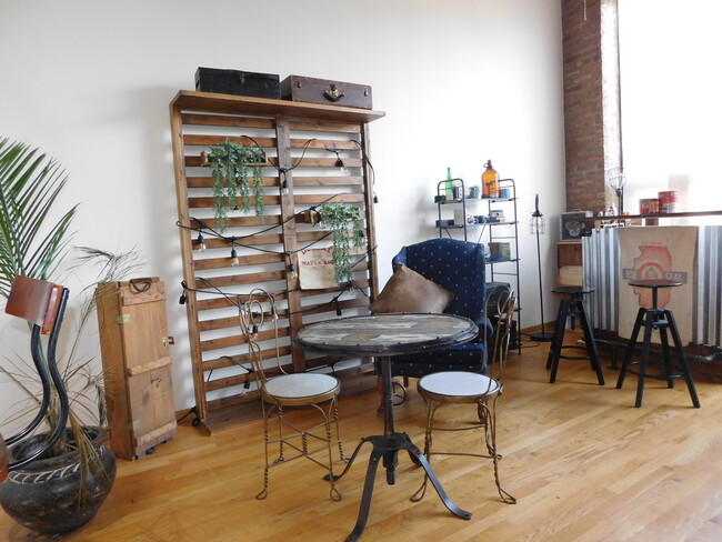 Building Photo - 413 N Carpenter St