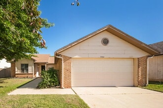 Building Photo - 9705 Oaktree Terrace