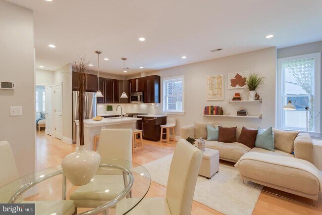 Foto del edificio - 3937 Davis Pl NW