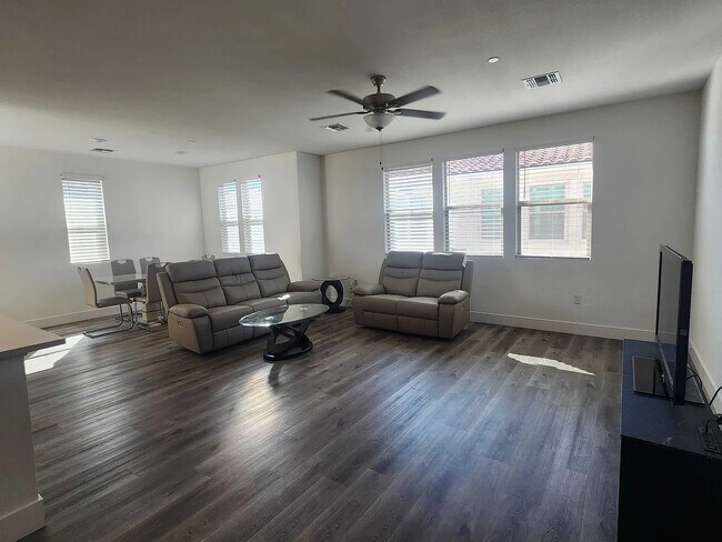 Foto del edificio - 5301 E Commerce Way