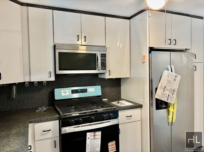 Foto del edificio - 2.5 bedroom, 1 bath with private porch, Dw, microwave & W/D utilities included