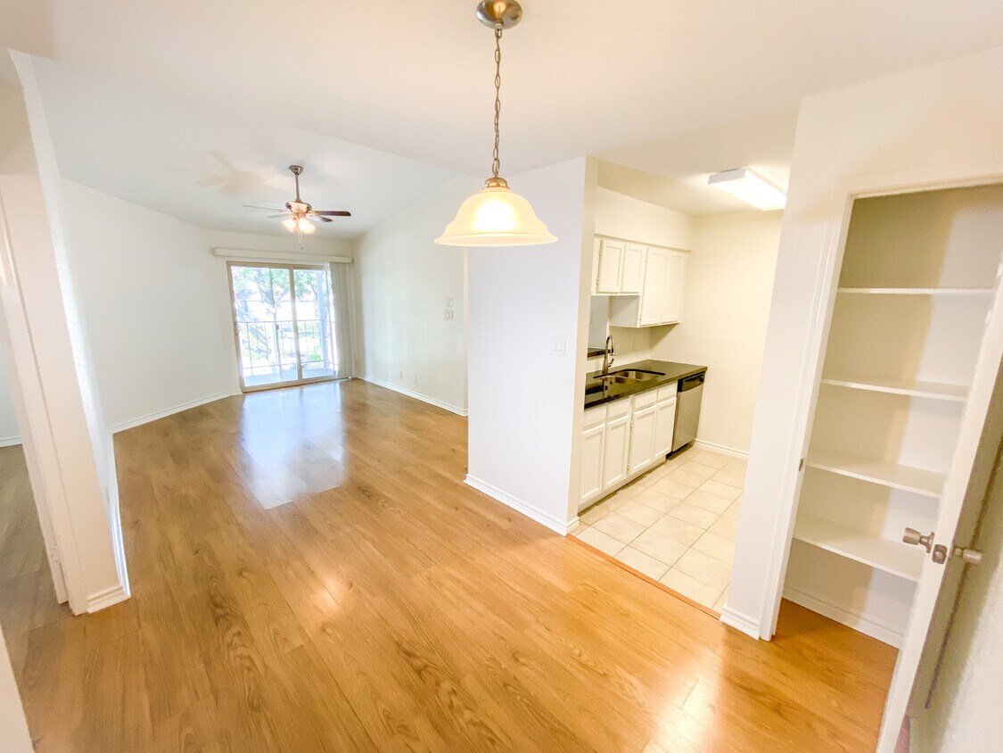 Primary Photo - 2120 El Paseo St