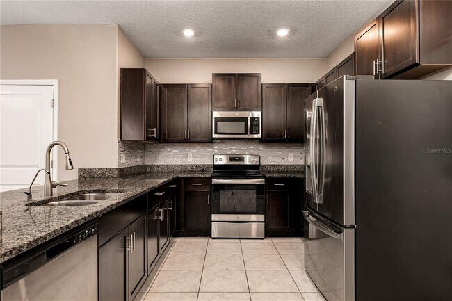Building Photo - 724 Royal Empress Dr