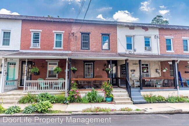 Building Photo - 2 br, 1.5 bath House - 220 W. Lafayette St...