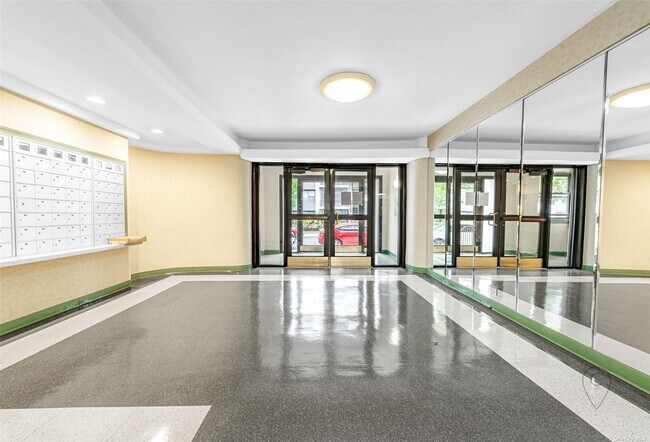 Foto del edificio - 98-40 64th Ave