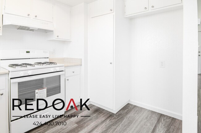 Foto del edificio - Gorgeous, Airy Two Bedroom on the Ground F...