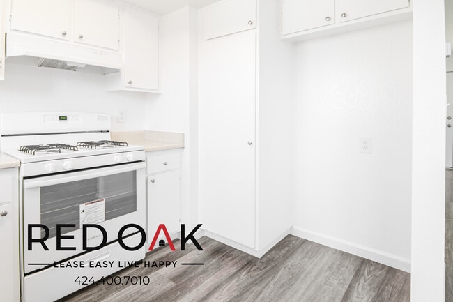 Building Photo - Gorgeous, Airy Two Bedroom on the Ground F...