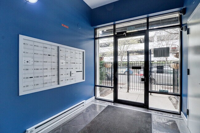 Building Photo - 811 W Eastwood Ave