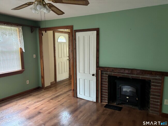Foto del edificio - 324 Wheelers Farm Rd