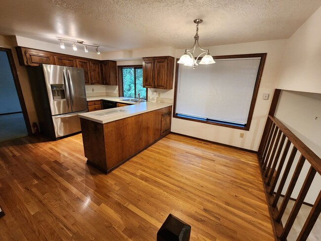 Building Photo - Charming 4 Bed 2.5 Bath Pet Friendly Home.