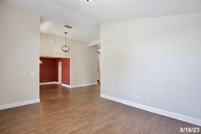 Building Photo - Beautiful 4/3 Spacious Home with a Large B...