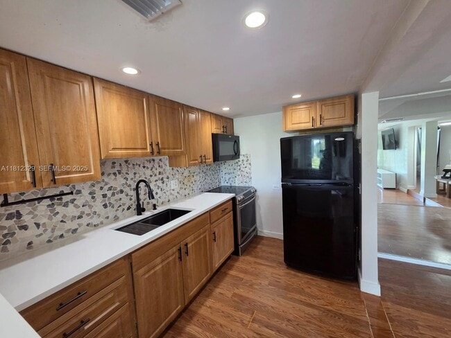 Building Photo - 3750 Inverrary Dr