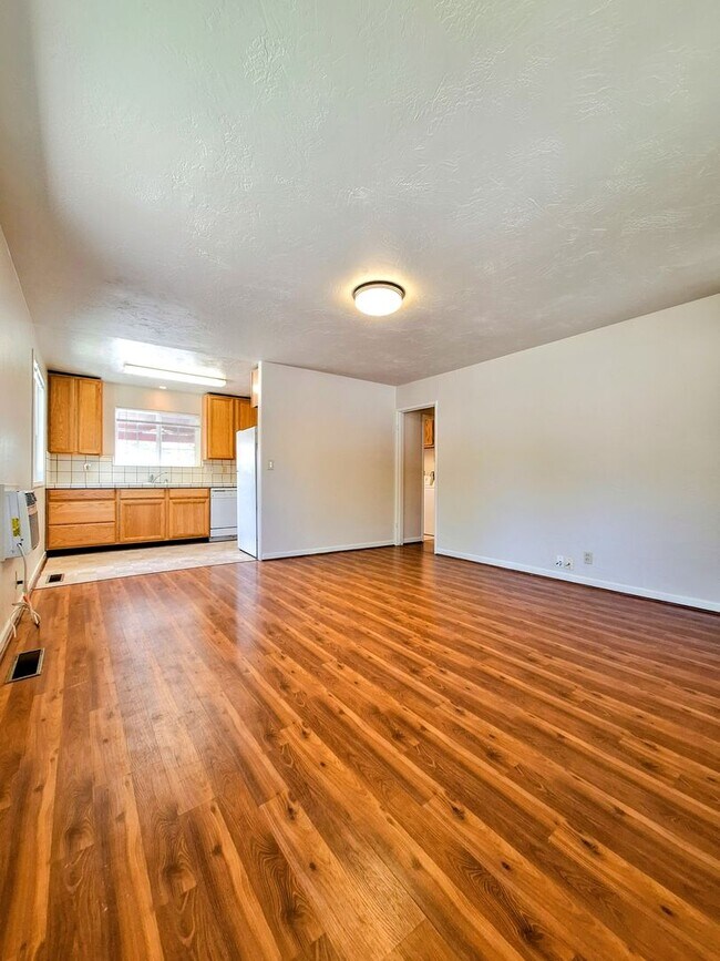 Foto del edificio - Country Style 3bd Home With Detached Garage