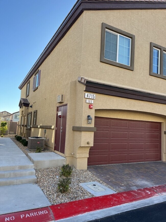 Foto del edificio - **SHORT TERM LEASE ONLY**  Beautiful 3 bedroom 3 bathroom townhome.