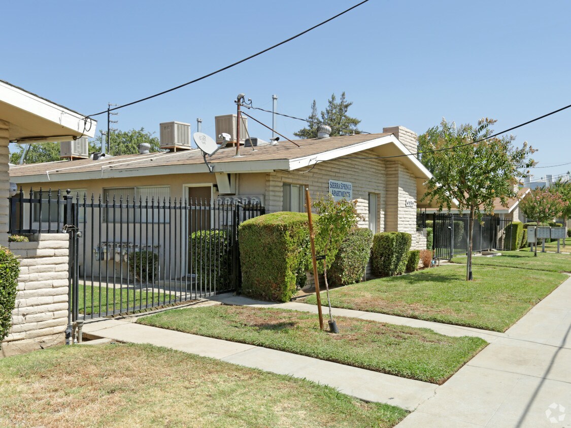 Building Photo - 4535 E Sierra Madre Ave