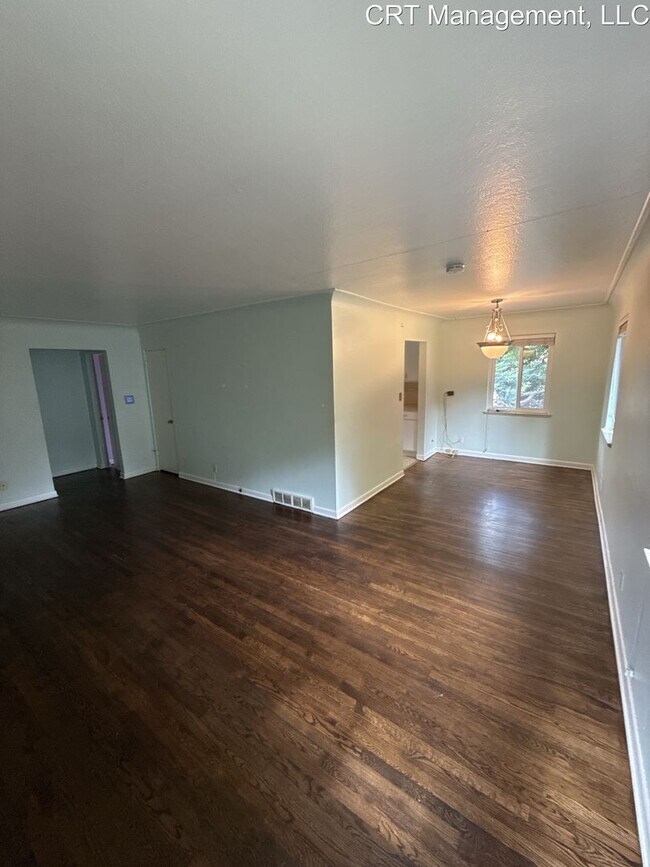 Building Photo - Charming 2-Bedroom Duplex in the Heart of ...