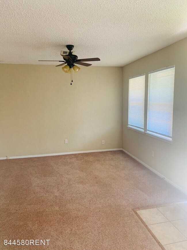 Foto del edificio - 3 br, 1.5 bath House - 6505 NW Oak Ave