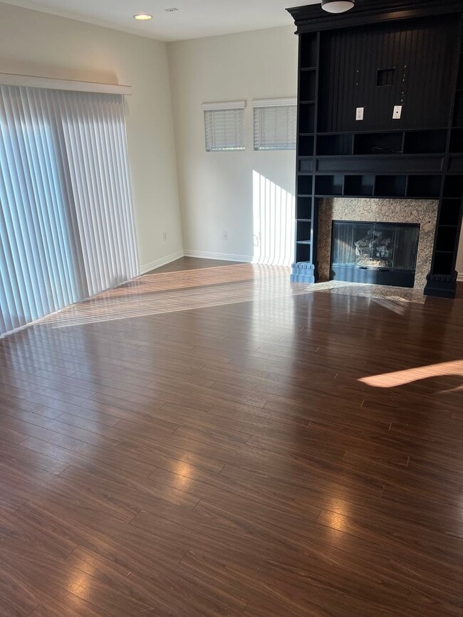 Foto del edificio - 3 bedroom 2-1/2 bath townhome close to beach