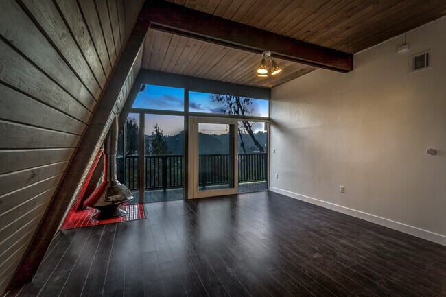 Building Photo - 7912 Willow Glen Rd