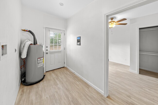 Foto del edificio - 301 Tatum Rd