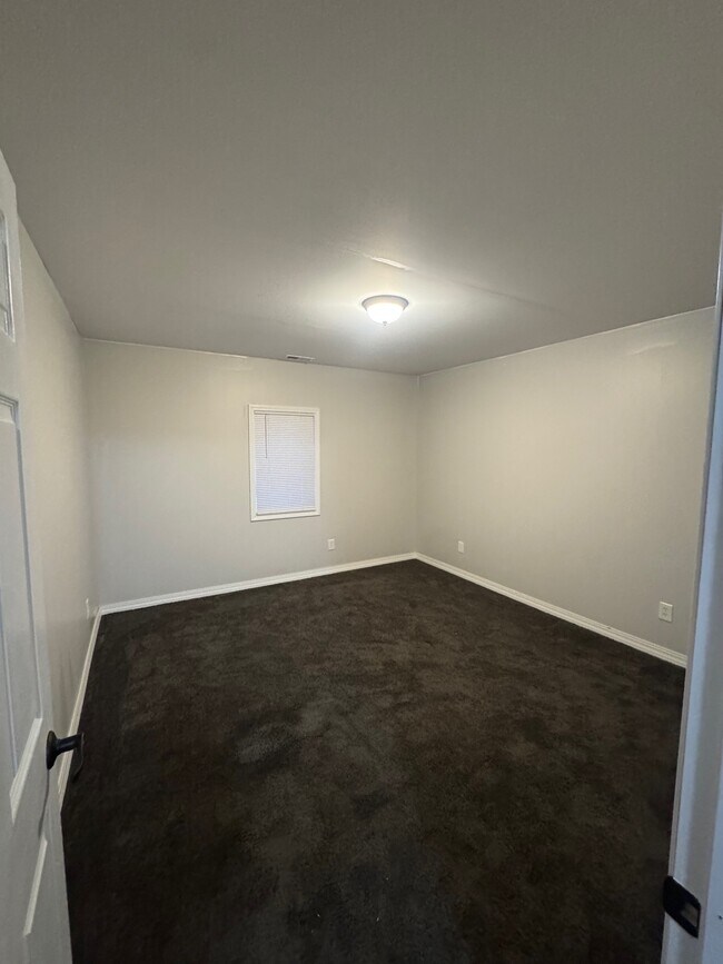 Dormitorio - 518 N Main St