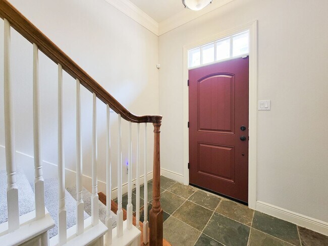 Foto del edificio - Two-Story, Three Bedroom Home in Gated Com...