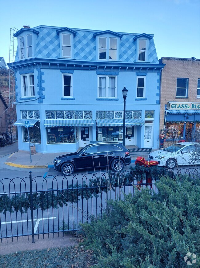 Apartments For Rent in Manitou Springs, CO with Hardwood Floors 1