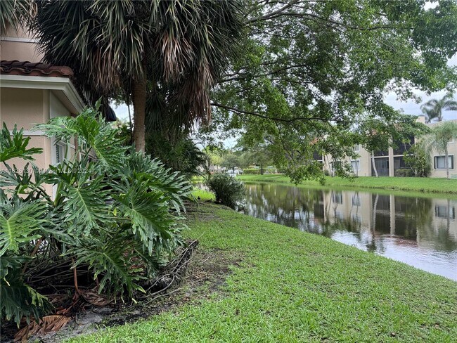Foto del edificio - 549 Racquet Club Rd