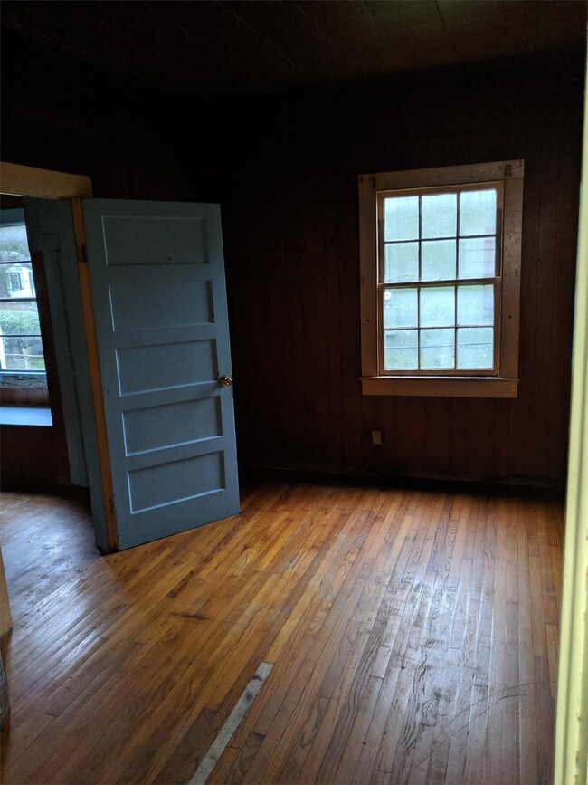 Building Photo - 3816 Elm Dr