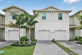 Building Photo - 305 SE Crossoak Ln
