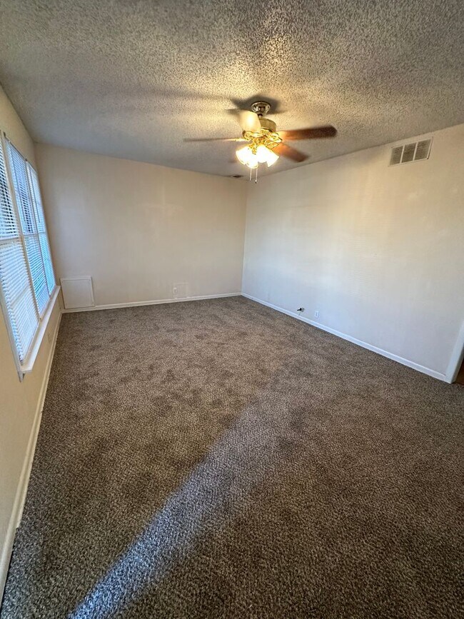 Foto del edificio - 3/2 with huge backyard and bonus living room