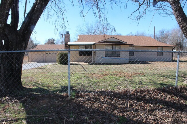 Building Photo - Choctaw 5 Acres! You will be so surprised!