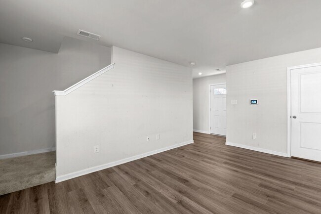 Building Photo - YORK COUNTY 4Bdrm w/Fenced BCKYD.