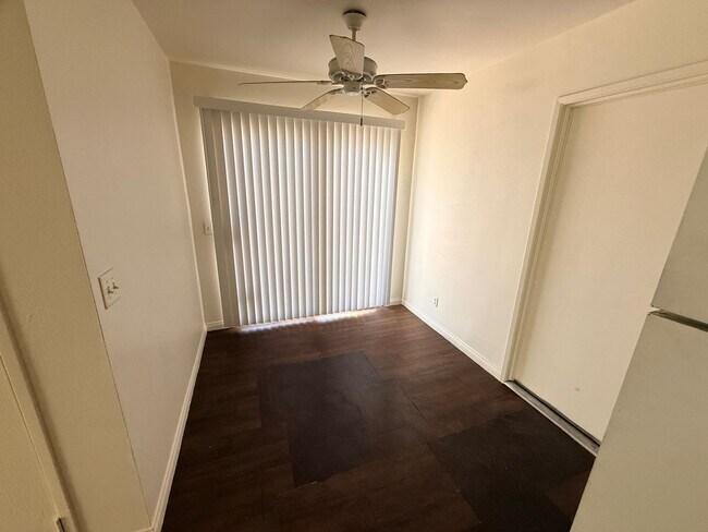 Foto del edificio - 5165 Gray Ln