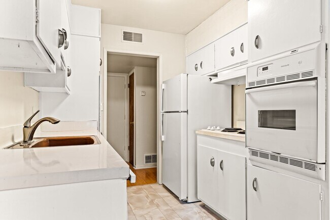 Foto del edificio - Utilities & Parking Included! Massive 2BD w/ Community Amenities