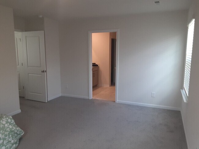 Building Photo - Charming Four Beroom Home in Southeast Col...