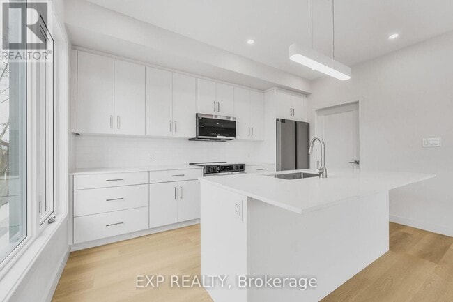 Building Photo - 2 Iona St