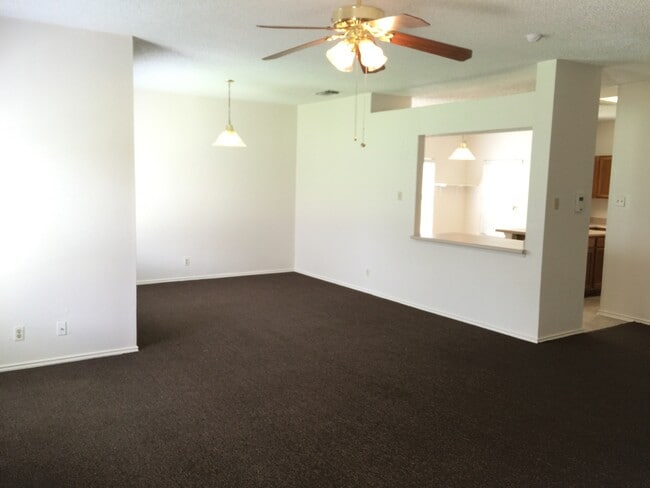 Foto del edificio - NICE 3 BEDROOM LOCATED ON A LARGE CORNER LOT*COUNTRY KITCHEN WITH ISLAND*LARGE MASTER BR DOWN W/ ...