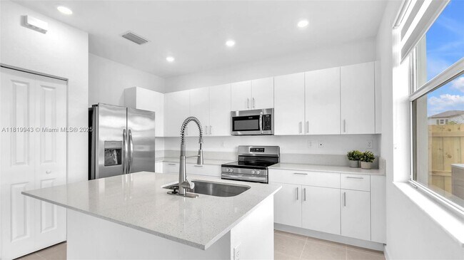 Foto del edificio - 2450 SE 24th St