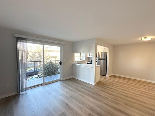 Building Photo - Sunny and Bright 1 bedroom, 1 bathroom Con...