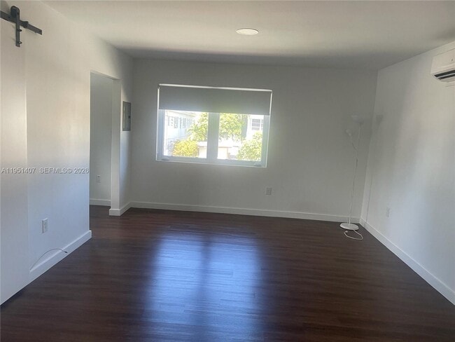 Foto del edificio - 8260 Byron Ave