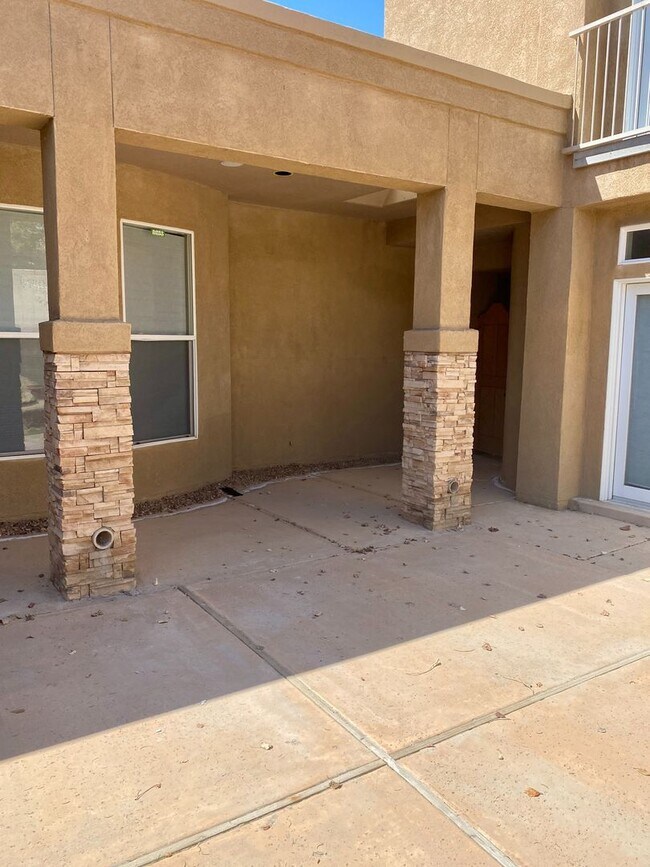 Building Photo - Beautiful 4 bedroom 3.75 bath in gated com...